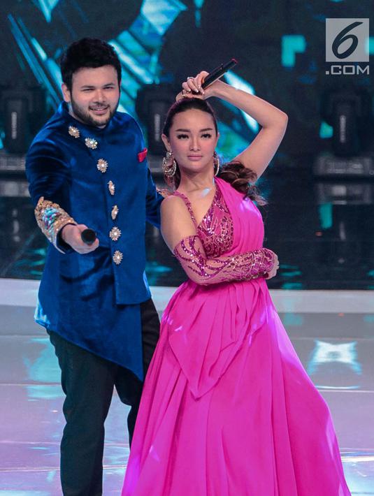Gaya pedangdut Ridho Rhoma dan Zaskia Gotik saat tampil dalam Indonesian Dangdut Awards 2018 di Studio 5 Indosiar, Jakarta, Jumat (12/10). Mereka membawakan lagu Koi Mil Gaya dan Tum Hi Ho. (Liputan6.com/Faizal Fanani)