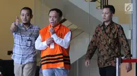 Gubernur Aceh Irwandi Yusuf (tengah) usai menjalani pemeriksaan di Gedung KPK, Jakarta, Jumat (6/7). Mendagri Tjahjo Kumolo telah mendapatkan surat dari KPK untuk status Irwandi Yusuf dan Bupati Bener Meriah Ahmadi. (Merdeka.com/Dwi Narwoko)