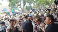 Mahasiswa Palembang bentrok dengan aparat kepolisian saat menggelar demo di depan gedung DPRD Sumsel (Liputan6.com / Nefri Inge)