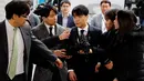 Kpop Idol, Seungri tiba untuk menjalani pemeriksaan di Kantor Polisi Metro Seoul, Kamis (14/3). Pihak polisi Korea Selatan memeriksa mantan personel Big Bang  tersebut dalam kasus dugaan suap layanan seksual. (REUTERS/Kim Hong-Ji)