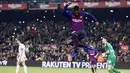 Striker Barcelona, Malcom, melakukan selebrasi usai mencetak gol ke gawang Cultural Leonesa pada laga Copa del Rey di Stadion Camp Nou, Rabu (5/12). Barcelona menang 4-1 atas Cultural Leonesa. (AP/Manu Fernandez)