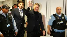Mantan gelandang Manchester United, Bastian Schweinsteiger melambaikan tangan setibanya di Bandara Internasional O'Hare, Chicago, Selasa (28/3). Kedatangan Schweinsteiger untuk bergabung dengan klub MLS, Chicago Fire. (AP Photo/Charles Rex Arbogast)