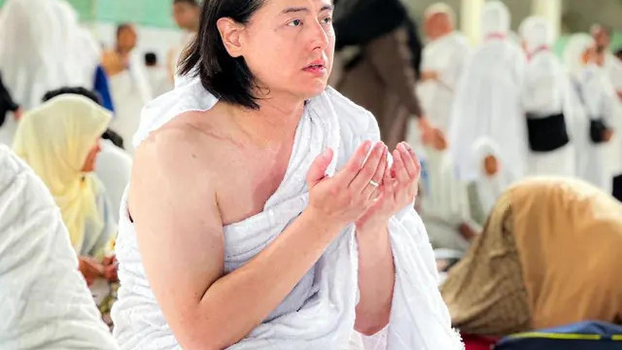 6 Potret Roger Danuarta dan Cut Meyriska Jalani Umrah, Khusyuk di Depan Ka'bah