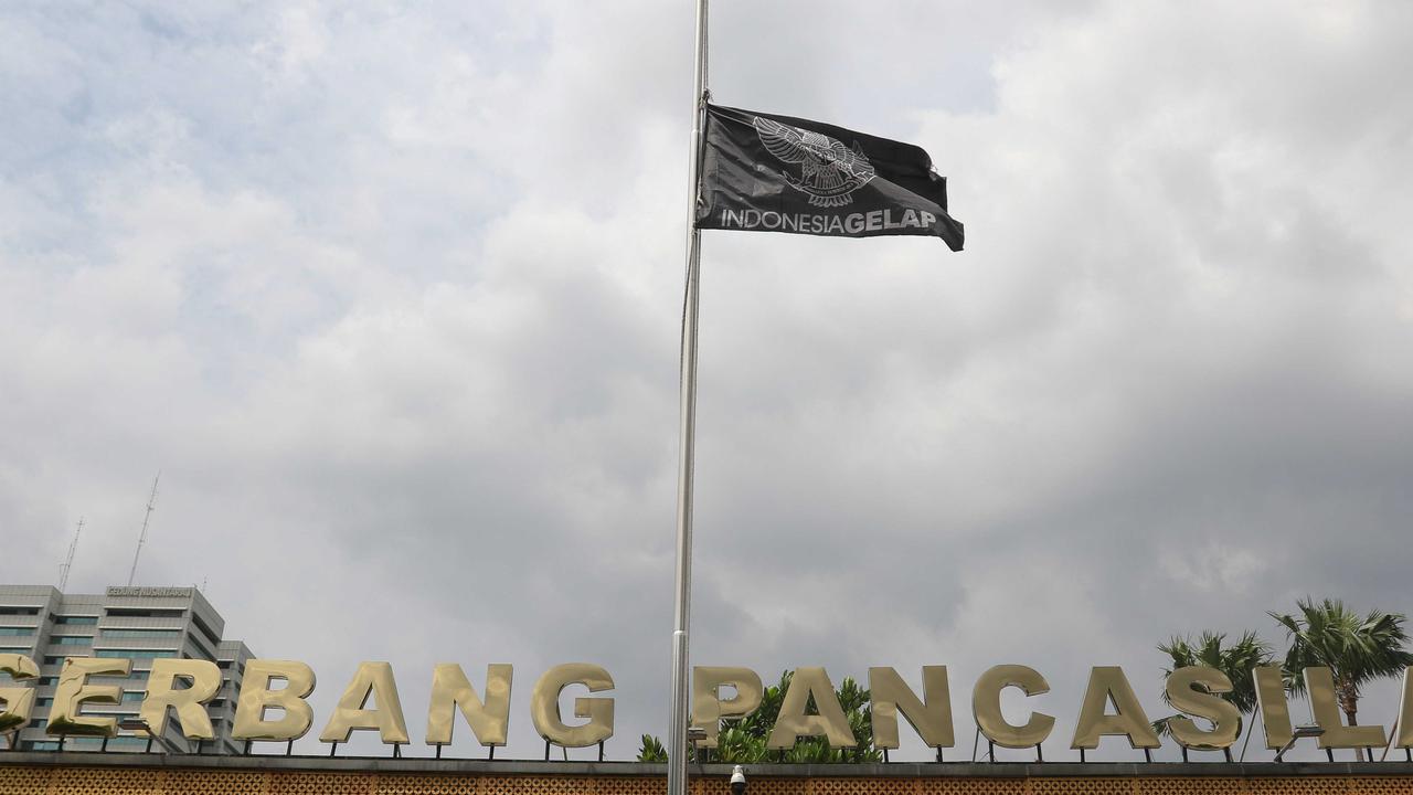 FOTO: Penampakan Bendera Indonesia Gelap Berkibar usai DPR Sahkan RUU TNI Menjadi Undang-Undang