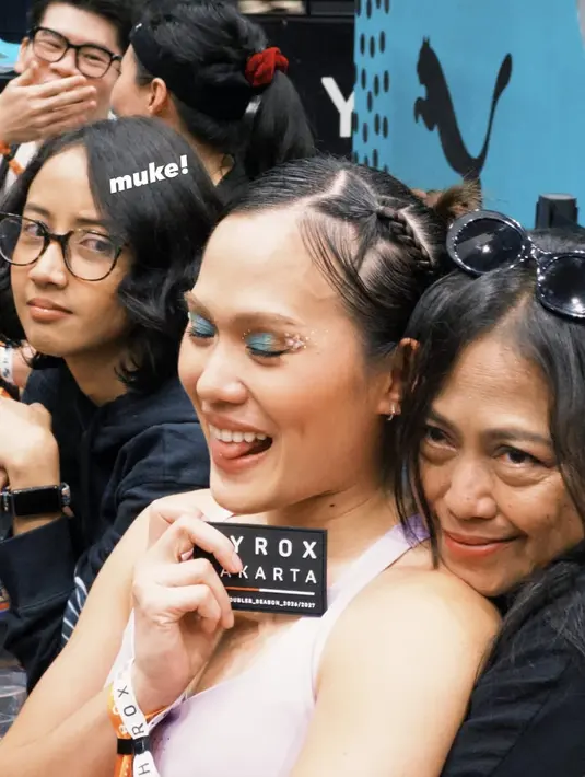 Sheryl Sheinafia tampil cantik dengan rambut sleek updo beraksen kepang yang menyamping [@sherylsheinafia]
