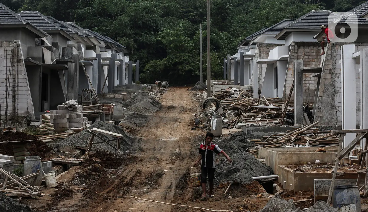 Pekerja menyelesaikan pembangunan rumah bersubsidi di Ciseeng, Bogor, Rabu (16/2/2021). Sepanjang 2021 ini Bank BTN terus memfokuskan pengembangan pembiayaan rumah masyarakat terutama perumahan bersubsidi yang diyakini dapat mengakselerasi Pemulihan Ekonomi Nasional (PEN). (Liputan6.com/Johan Tallo)