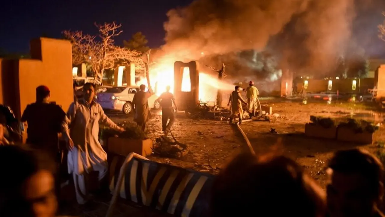 Personel keamanan dan petugas pemadam kebakaran tiba di lokasi ledakan di Quetta. [Banaras Khan / AFP]