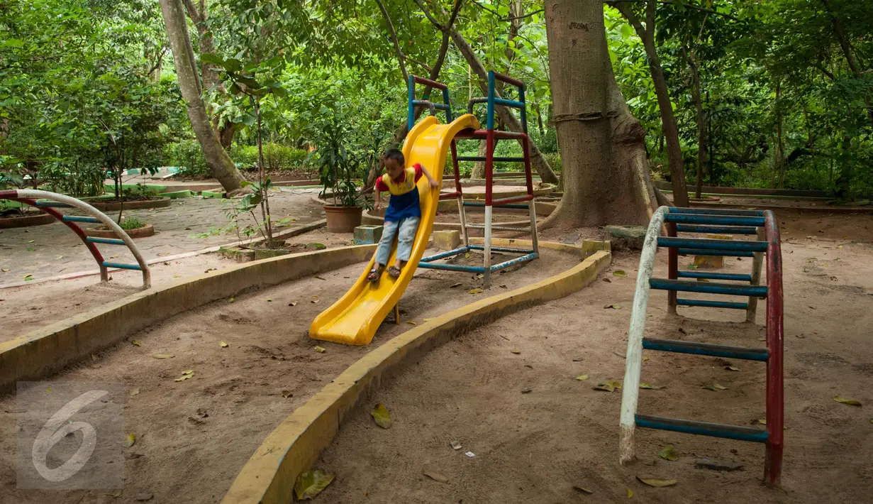 Seorang anak bermain di Hutan Kota Srengseng, Kembangan, Jakarta, Rabu (29/3). Terdapat sekitar 4.800 pohon dengan 63 varietas berbeda, di hutan buatan yang sudah ada sejak 1995. (Liputan6.com/Gempur M Surya)