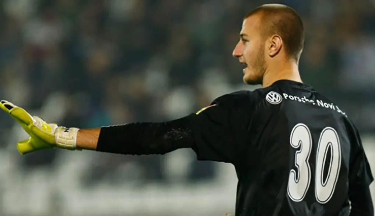 3. Vanja Milikkovic Savic. Kiper jangkung asal Serbia ini dibeli MU dengan harga 1,8 juta poundsterling dari Vojvodina. Dirinya memiliki bakat yang luar biasa. (www.zurnal.rs) 
