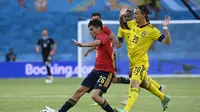 Pedri Spanyol, kiri, berebut bola dengan pemain Swedia Kristoffer Olsson selama pertandingan grup E kejuaraan sepak bola Euro 2020 antara Spanyol dan Swedia di stadion La Cartuja di Seville, Senin, 14 Juni 2021. (AP Photo/Pierre Philippe Marcou, Pool)