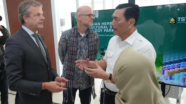 Ketua Dewan Ekonomi Nasional (DEN) Luhut Binsar Pandjaitan menyambut delegasi Misi Ekonomi Belanda (Netherlands Economic Mission) di Danau Toba, Sumatera Utara. (Foto: istimewa)