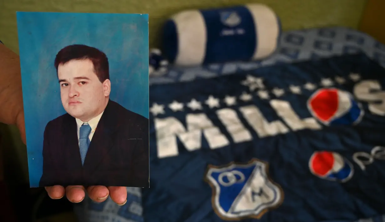 Gambar potret John Jairo Tovar Contreras dari Kolombia, 50, penggemar klub sepak bola Millonarios dan anggota kelompok pendukung "Barra de los Bufalos", yang meninggal pada 9 April 2020 karena COVID-19, diambil di kamarnya di Bogota, 27 Juni 2020. (Raul ARBOLEDA/AFP)