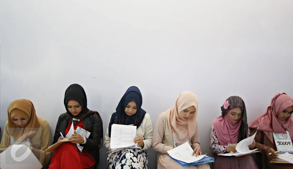 Peserta mengisi formulir saat mengikuti audisi Putri Muslimah Indonesia 2016 di Jakarta, Minggu (24/4). Ajang tersebut diadakan untuk mencari bakat terbaik dari muslimah yang memiliki kriteria akhlak, bakat, dan cantik. (Liputan6.com/Immanuel Antonius)