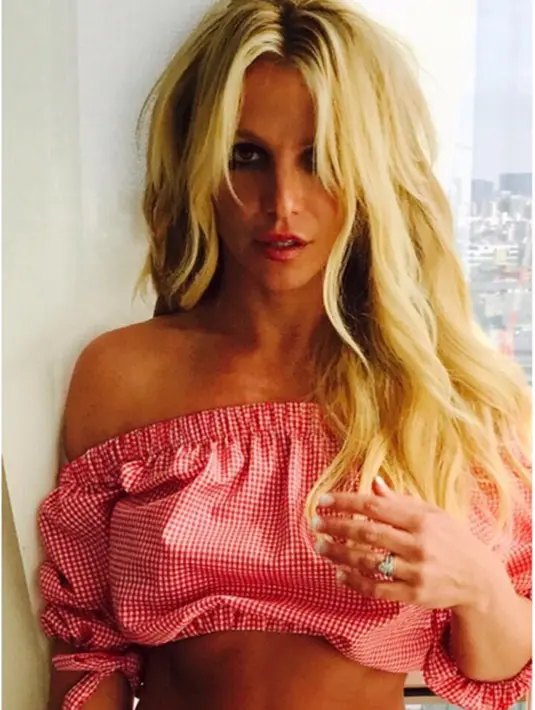 Selalu menjadi perhatian masyarakat, Britney yang sering tampil di atas panggung seringkali disebut melakukan lipsync. Mendengar pemberitaan tersebut, Britney pun tak sabar untuk menanggapinya. (Instagram/britneyspears)