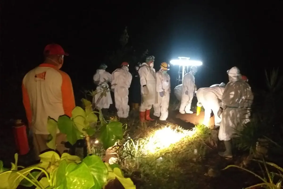Dentum 19 memakamkan jenazah Covid-19 malam hari, di Banjarnegara. (Foto: Liputan6.com/Humas RSI Banjarnegara)