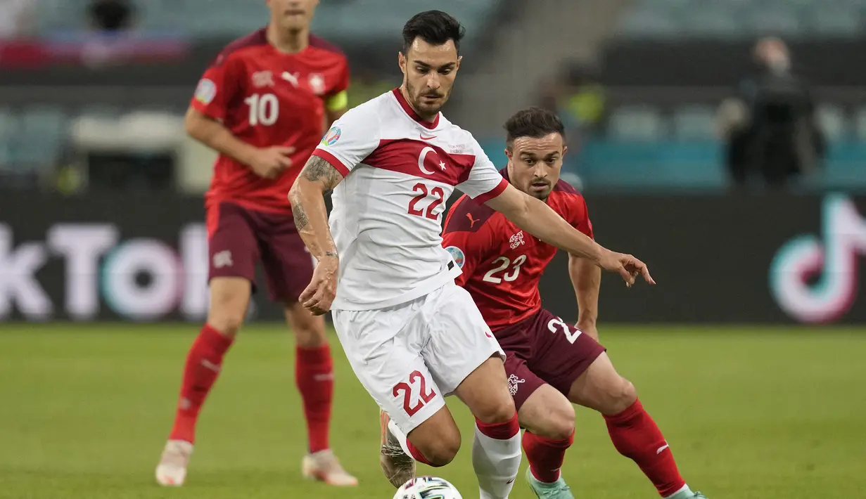 Peluang pertama didapat Turki di awal laga. Tembakan keras bek Kaan Ayhan ke pojok kiri gawang Swiss masih bisa dijangkau kiper Yann Sommer. (Foto: AFP/Pool/Darko Vojinovic)