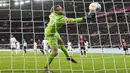Kiper Mainz, Robin Zentner, gagal menghalau bola saat melawan Bayer Leverkusen dalam duel pekan ke-23 Bundesliga di Stadion BayArena, Sabtu (24/2/2024). (AP Photo/Martin Meissner)