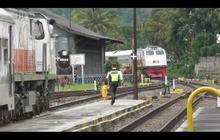 Aksi Heroik Satpam Stasiun Cegah Anak Tertabrak Kereta Api