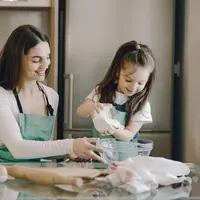 Ketika anak ikut memilih bahan dan melihat proses memasak, mereka cenderung lebih antusias mencoba makanan baru. [Dok/Pexels.com/Gustavo Fring].