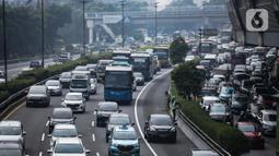 Sejumlah kendaraan terjebak kemacetan di Jalan Gatot Subroto, Jakarta, Rabu (31/8/2022). Syafrin menyebut saat ini pihaknya tengah mempersiapkan uji publik pengaturan jam kerja. Hasil uji publik itu, kata Syafrin, akan disampaikan ke Gubernur DKI Anies Baswedan untuk ditelaah lebih lanjut. (Liputan6.com/Faizal Fanani)