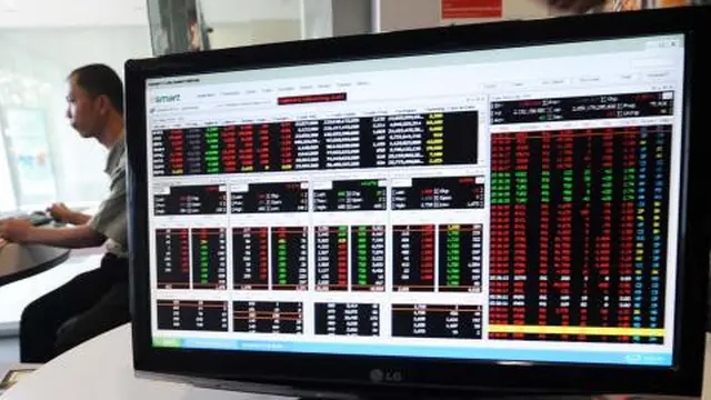 pialang saham mengamati pergerakan saham di BEI. doc/merdeka.com