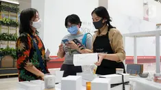 Pengunjung melihat produk dengan konsep IUIGA Retail+ di Mall of Indonesia, Jakarta. Konsep IUIGA Retail+ mengedukasi konsumen untuk dapat beradaptasi selama pandemi Covid-19 dengan menerapkan protokol kesehatan. (Liputan6.com/Pool)