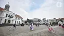 <p>Wisatawan mengayuh sepeda ontel mengelilingi kawasan Kota Tua, Jakarta, Rabu (4/5/2022). Libur Lebaran membawa berkah bagi jasa sewa sepeda ontel di Kota Tua. Penyewaan sepeda ontel mengalami peningkatan dari hari biasanya. Jasa sewa sepeda ontel di Kota Tua dipatok Rp20.000 per setengah jam. (merdeka.com/Iqbal S Nugroho)</p>