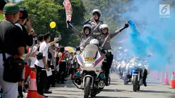Polwan beratraksi menggunakan motor gede selama Road Safety Festiva Millenial Gorontalo, Minggu (10/2). Acara ini juga memberikan edukasi berkendara kepada ribuan millenial yang hadir. (Liputan6.com/Rahmad Arfandi Ibrahim)