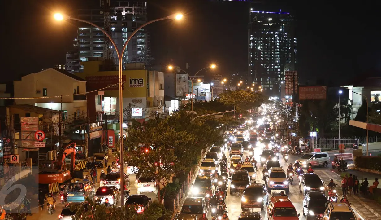 Kendaraan terjebak kemacetan di Jalan Margonda Raya, Depok, Sabtu (1/10). Berdasarkan data Direktorat BTSP Perhubungan Darat, Depok menjadi kota peringkat kelima termacet se-Indonesia dengan kecepatan rata-rata 21,4 km/jam (Liputan6.com/Immanuel Antonius)