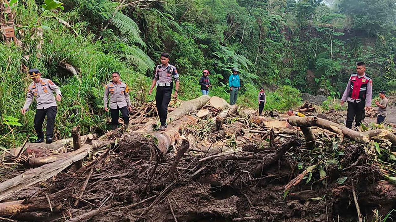 FOTO: Banjir Bandang Mauponggo: 6 Tewas, 4 Hilang, Puluhan Warga Mengungsi