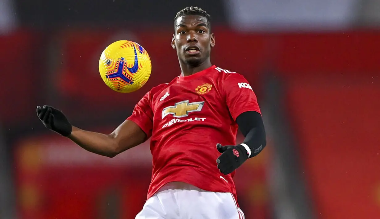 Gelandang Manchester United, Paul Pogba, mengontrol bola saat melawan Sheffield United pada laga Liga Inggris di Stadion Old Trafford,  Kamis (28/1/2021). MU takluk dengan  skor 1-2. (AP/Laurence Griffiths,Pool)