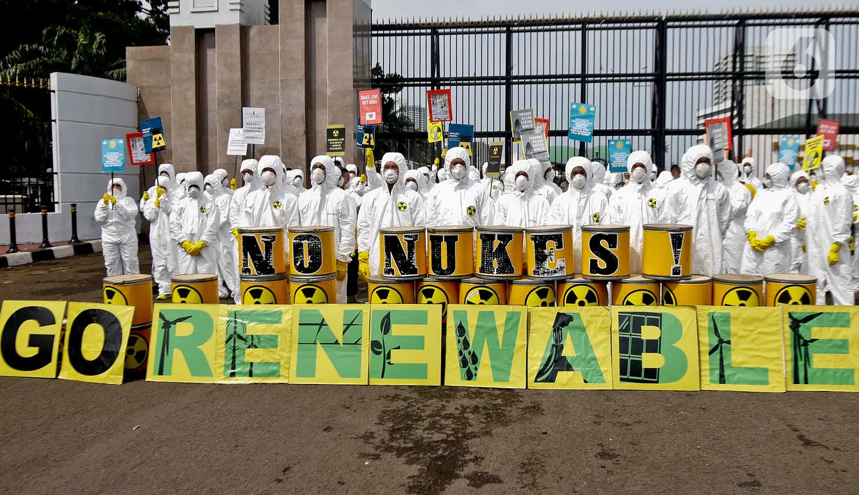 Aktivis Greenpeace saat menggelar aksi damai kreatif menolak energi nuklir di depan Gedung DPR, Jakarta, Jumat (13/3/2020). Aksi ini bagian dari peringatan sembilan tahun bencana Fukushima. (Liputan6.com/Johan Tallo)