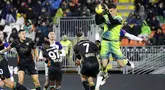 Pemain Venezia, Jay Idzes (kiri) melihat kiper Filip Stankovic berebut bola dengan pemain Hellas Verona dalam laga lanjutan Liga Italia 2024/2025 di Venice, Italia, Selasa (28/01/2025) dini hari WIB. (AP Photo/LaPresse/Paola Garbuio)