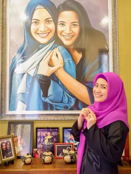 Lukisan besar Ikke dan putrinya menempel di dinding. Sekedar informasi, dari pernikahan pertamanya, Ikke dikaruniai seorang putri cantik bernama Siti Adira Kania. [Foto: dok. Instagram/ikkenurjanah0518]