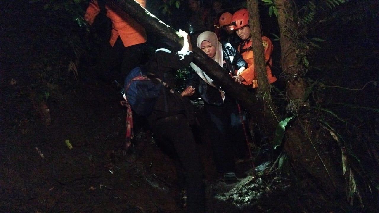 Proses evakuasi seorang wanita pendaki Gunung Tampusu di Kabupaten Minahasa, Sulut, Minggu (26/11/2023).