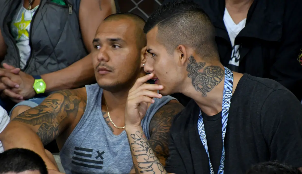 Narapidana berbincang saat mendengarkan debat presiden di penjara La Reforma, di Alajuela, Kosta Rika (2/11). Dalam debat ini tahanan menyimak pemaparan dan juga mengajukan pertanyaan untuk para kandidat. (AFP Photo/Ezequiel Becerra)