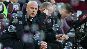 Pelatih Liverpool asal Belanda, Arne Slot, mengintip melalui gelembung-gelembung udara menjelang kick-off pertandingan Liga Inggris antara West Ham United dan Liverpool di Stadion London, London, pada 30 November 2025. (Ben STANSALL/AFP)