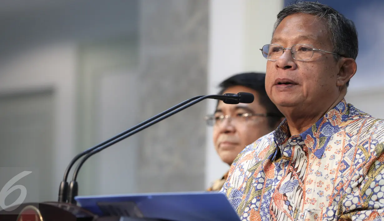 Menko Perekonomian Darmin Nasution memberi keterangan usai Rapat Terbatas di Kantor Kepresidenan, Jakarta, Rabu (16/9). Presiden Jokowi meminta seluruh kementerian membuat terobosan untuk memudahkan investasi di Indonesia. (Liputan6.com/Faizal Fanani)
