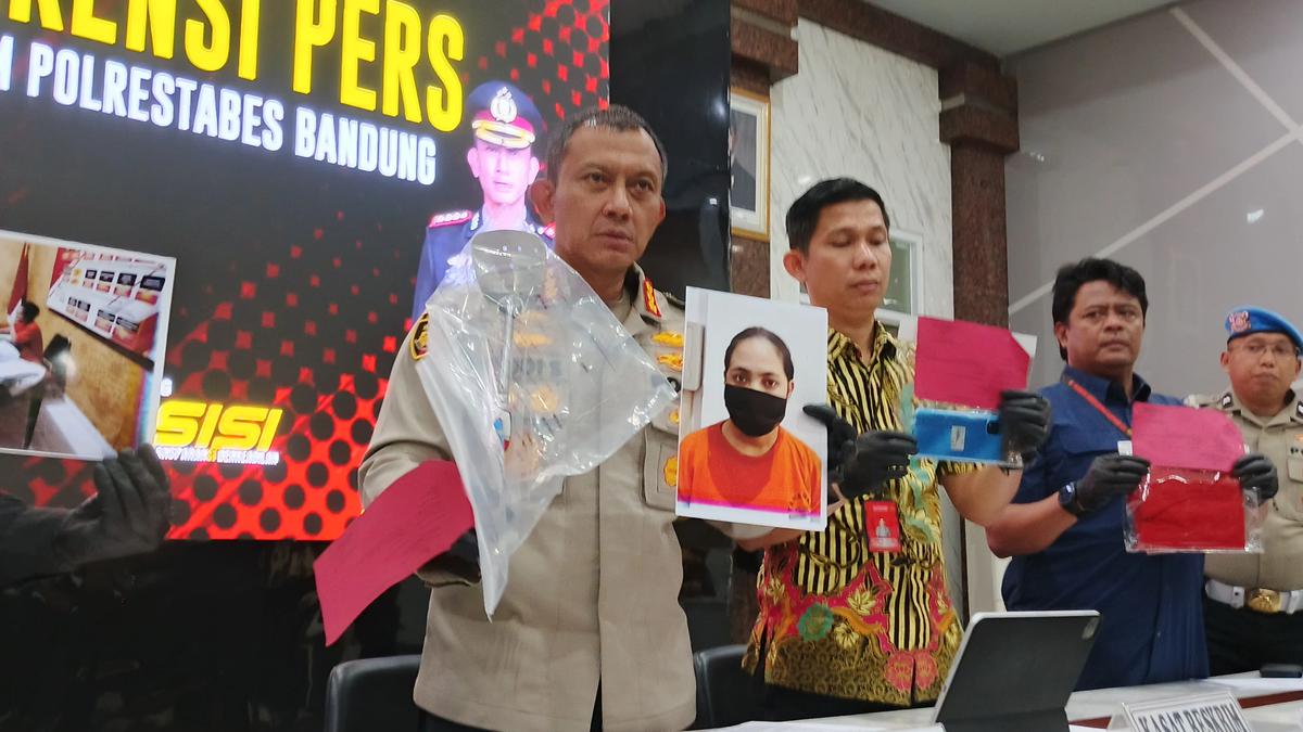 Polrestabes Bandung menggelar konferensi pers kasus penganiayaan balita Raditya berujung maut oleh ibu tiri, di Mapolrestabes Bandung, Jumat (28/11).