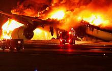 FOTO: Horor! Momen Pesawat Japan Airlines Terbakar Hebat Seusai Tabrakan di Bandara Haneda Jepang