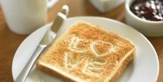 [Love Story] Puji Istrimu Meski Ia Memberimu Roti Gosong