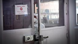 Seorang penjaga yang mengenakan alat pelindung diri (APD) memasuki area terbatas sebagai bagian dari tindakan untuk mengekang penyebaran Covid-19 di pusat penahanan, di penjara Villepinte, dekat Paris, pada 6 Januari 2022, di tengah pandemi virus corona. (ALAIN JOCARD/POOL/AFP)