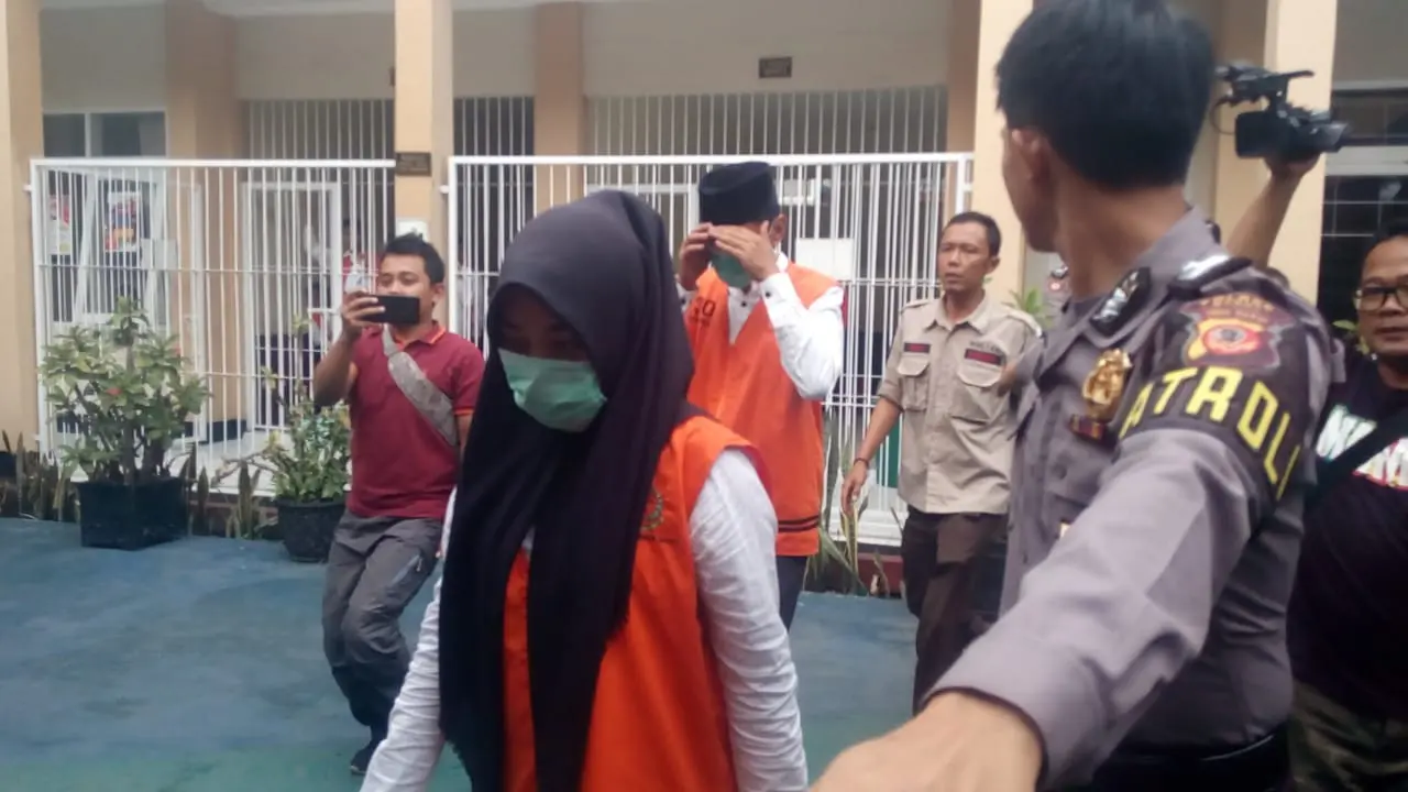 VN, terdakwa adegan video syur Vina Garut, diikuti kedua terdakwa lainnya nampak tengah memasuki ruang persiangan Pengadilan Negeri Garut, dengan pengawalan aparat
