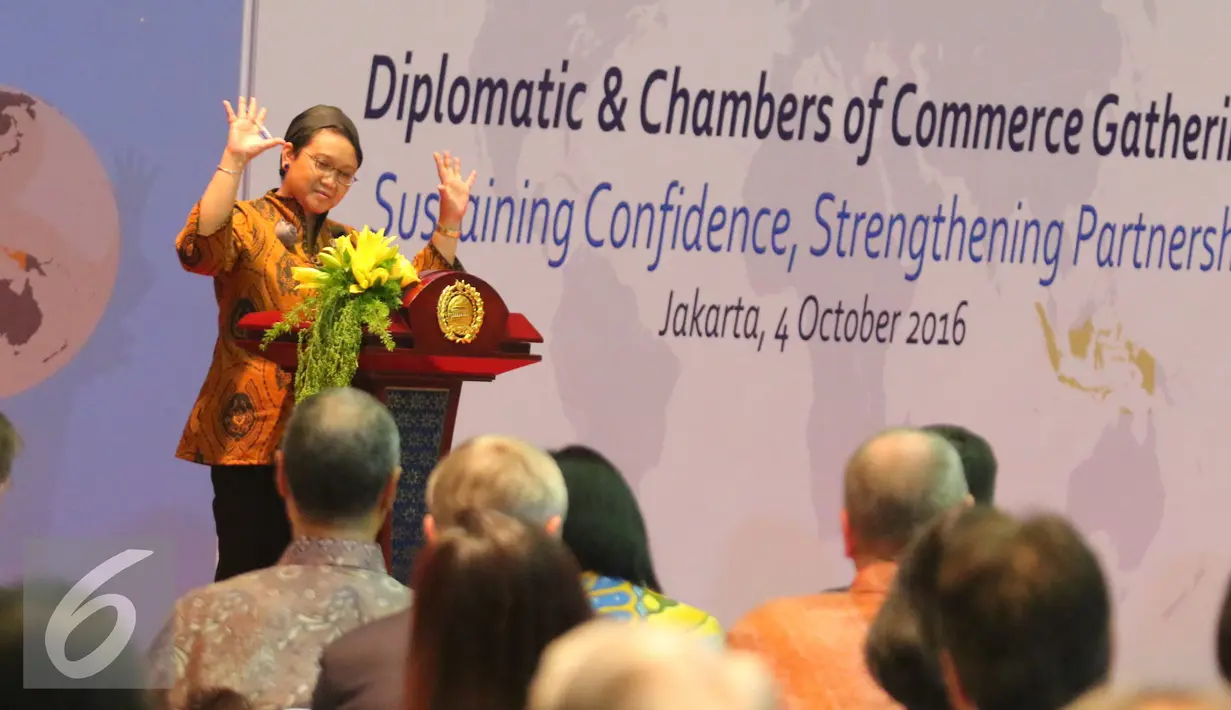 Reaksi Menteri Luar Negeri Retno L. P. Marsudi dalam sambutan Diplomatic and Chambers of Commerce Gathering di Jakarta, Selasa (4/10). Menlu Retno menjelaskan bahwa pertumbuhan ekonomi Indonesia relatif konsisten. (Liputan6.com/Angga Yuniar)