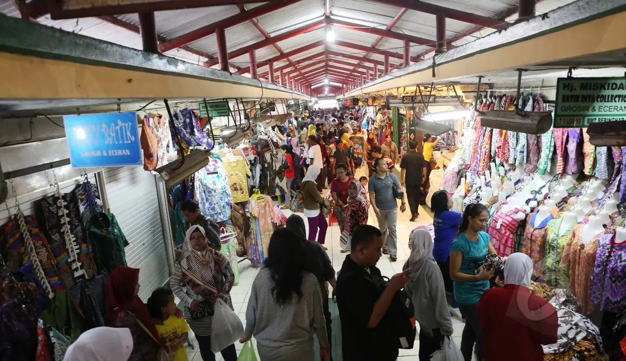 Aktivitas pedagang dan pembeli di Pasar Beringharjo, Yogyakarta, Minggu (19/4/2015). Pasar di kawasan Malioboro itu merupakan salah satu pusat penjualan batik yang murah meriah. (Liputan6.com/Helmi Afandi)
