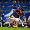 Pemain Chelsea Moises Caicedo melanggar pemain West Ham Mateus Fernandes (depan) pada laga Premier League/Liga Inggris antara Chelsea vs West Ham di London, Sabtu, 31 Januari 2026. (AP Photo/Alastair Grant)