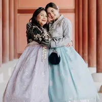 Jadi anak perempuan satu-satunya dalam keluarga, Jessica Mila dikenal dekat dengan sang ibunda. [Foto: IG/jscmila/janemagdalenabaker].