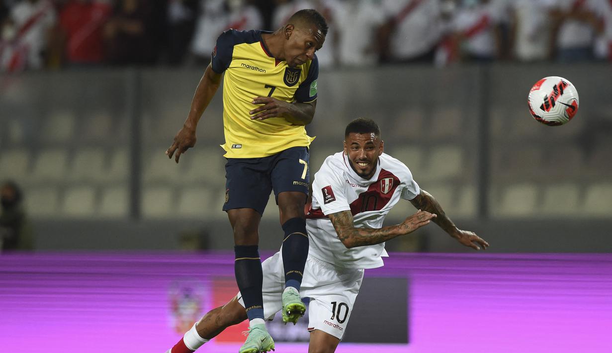 Di awal babak kedua tepatnya di menit ke-50 Peru memperoleh peluang lewat Sergio Pena. Sayang, sepakannya masih membentur pemain Ekuador dan hanya menghasilkan sepak pojok. (AFP/Ernesto Benavides)