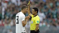 Wasit yang memimpin partai Piala Dunia 2018 antara Jerman lawan Meksiko, Alireza Faghani, memimpin enam laga di Liga 1 2017.  (AP Photo/Victor R. Caivano)