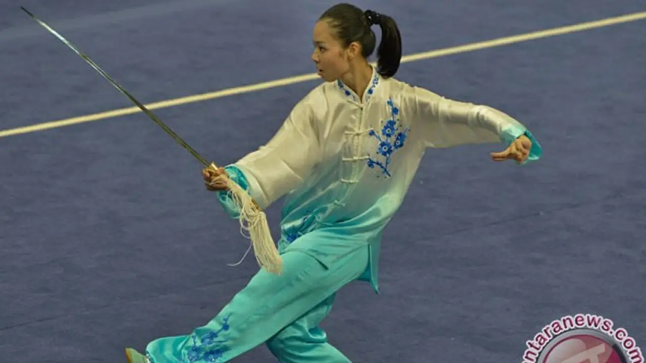 Atlet wushu putri Indonesia Lindswel